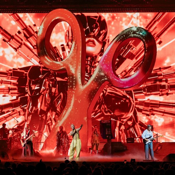 It's 10pm... Do You Know Where Your Sisters Are? - Live From The O2, London